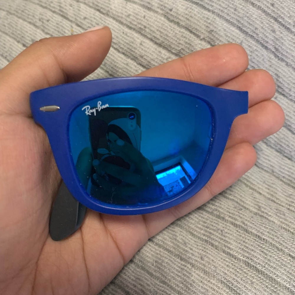 Foldable blue mirror Ray-Ban sunglasses